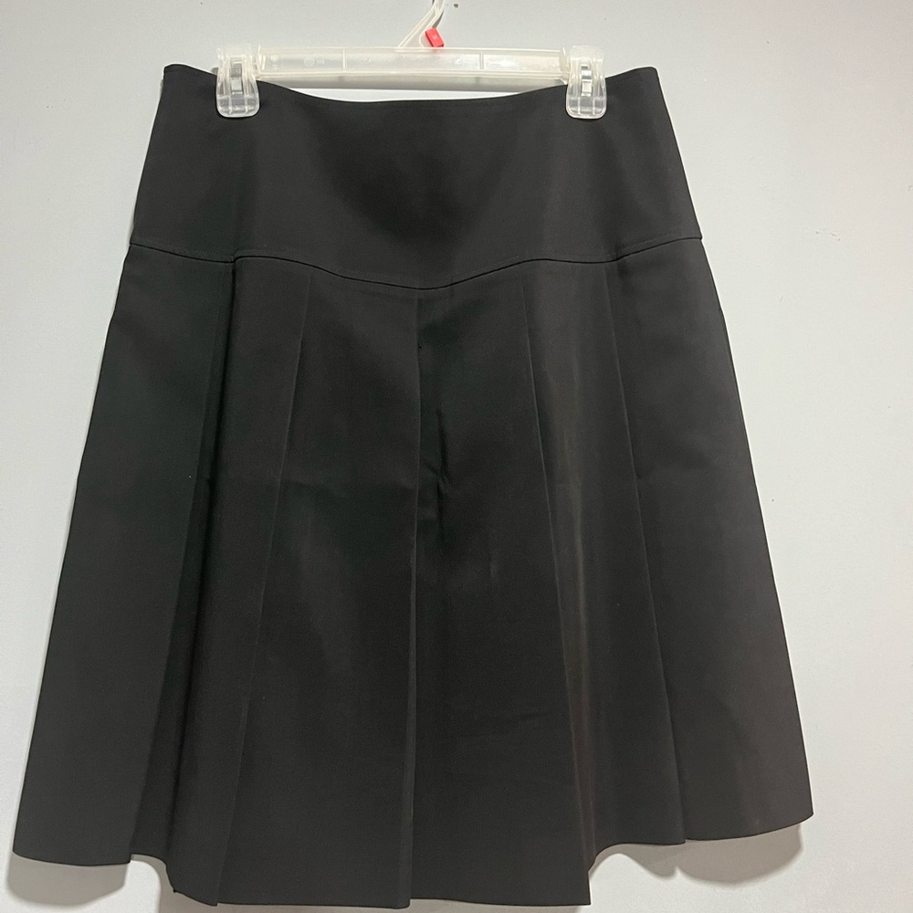 Worth Elegant Black pleated skirt with side zipper!! Size 8